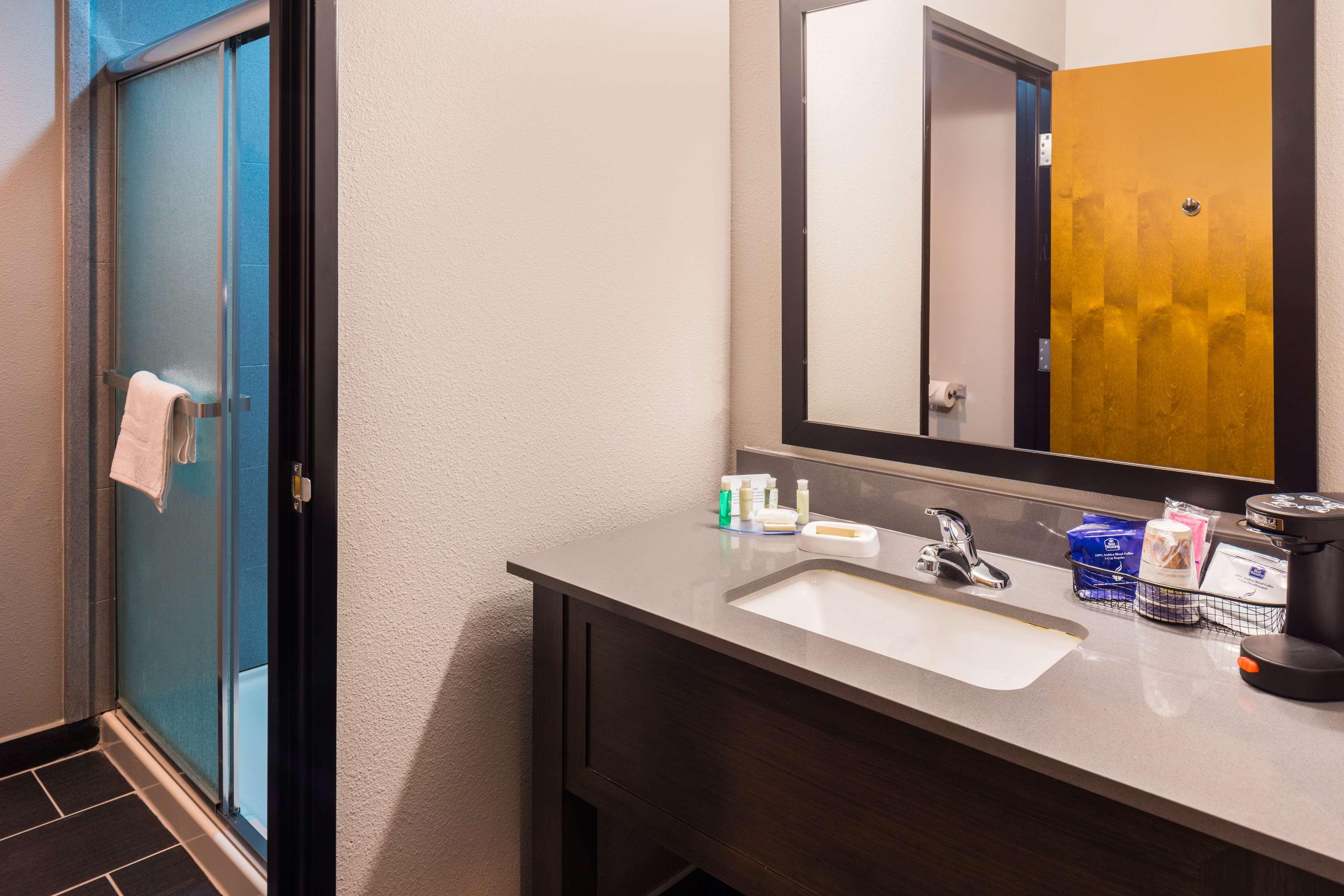 Best Western Plus Regency Park Walker Екстериор снимка