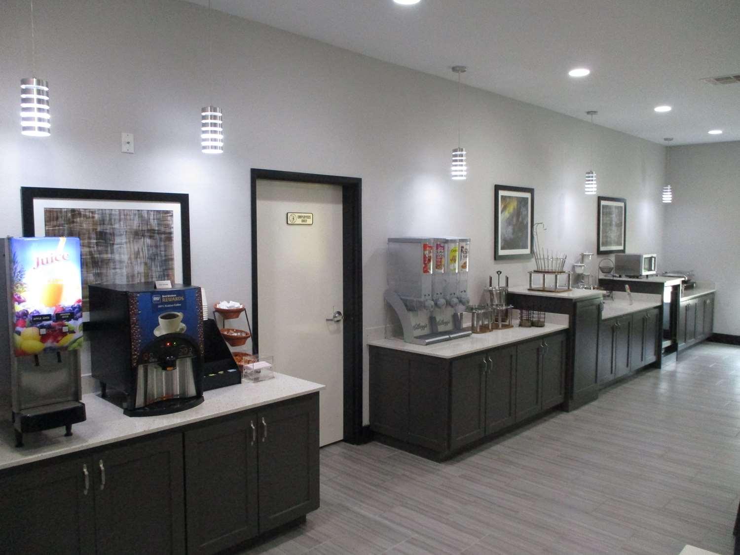 Best Western Plus Regency Park Walker Екстериор снимка