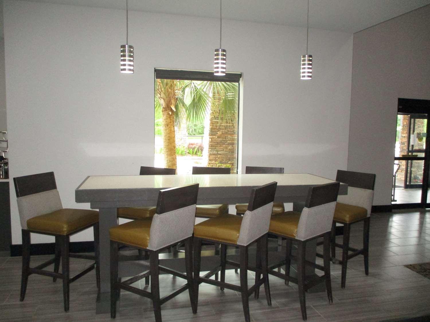 Best Western Plus Regency Park Walker Екстериор снимка