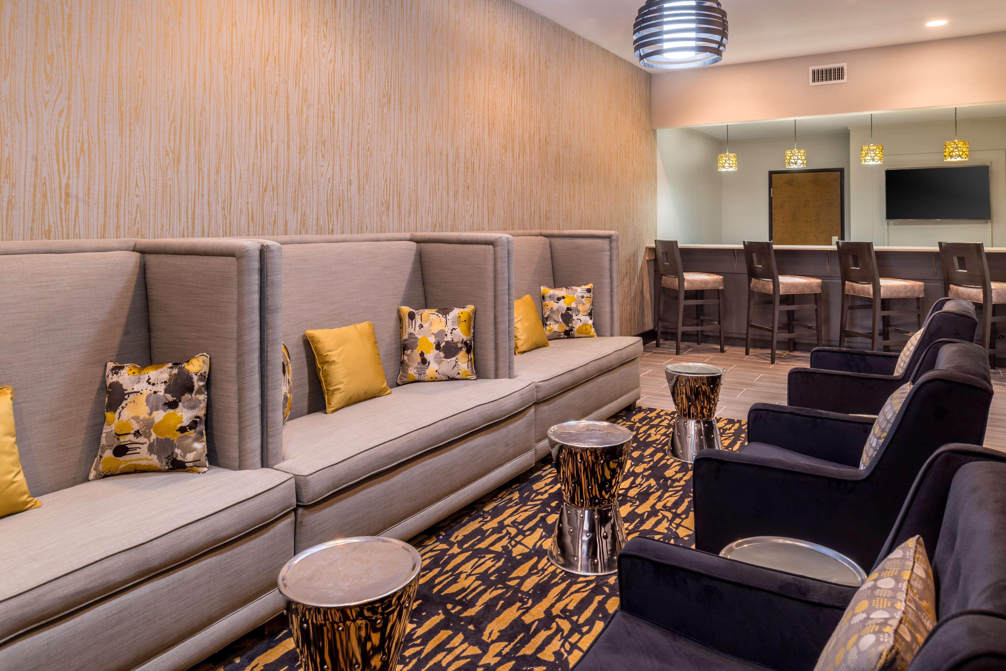 Best Western Plus Regency Park Walker Екстериор снимка