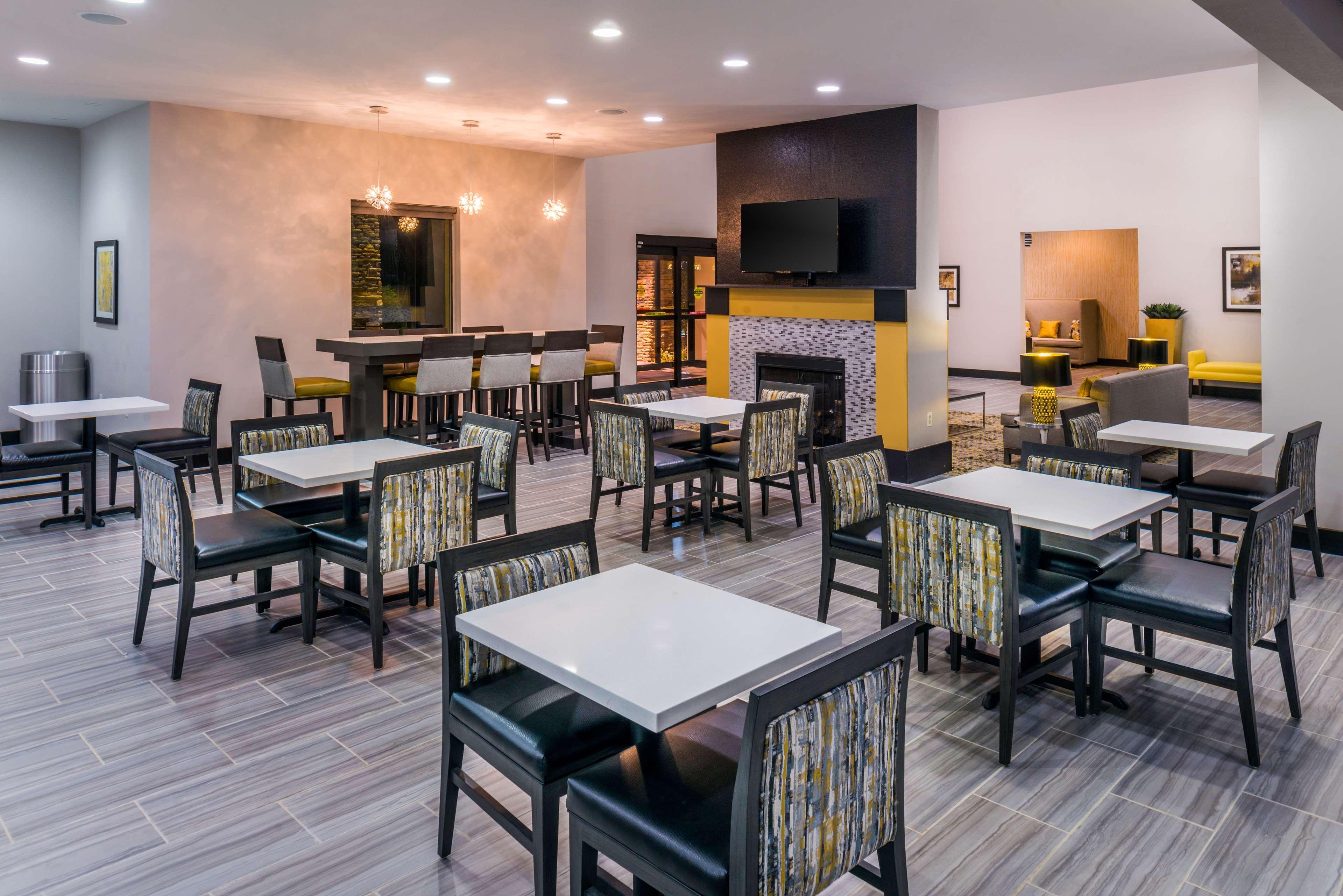 Best Western Plus Regency Park Walker Екстериор снимка