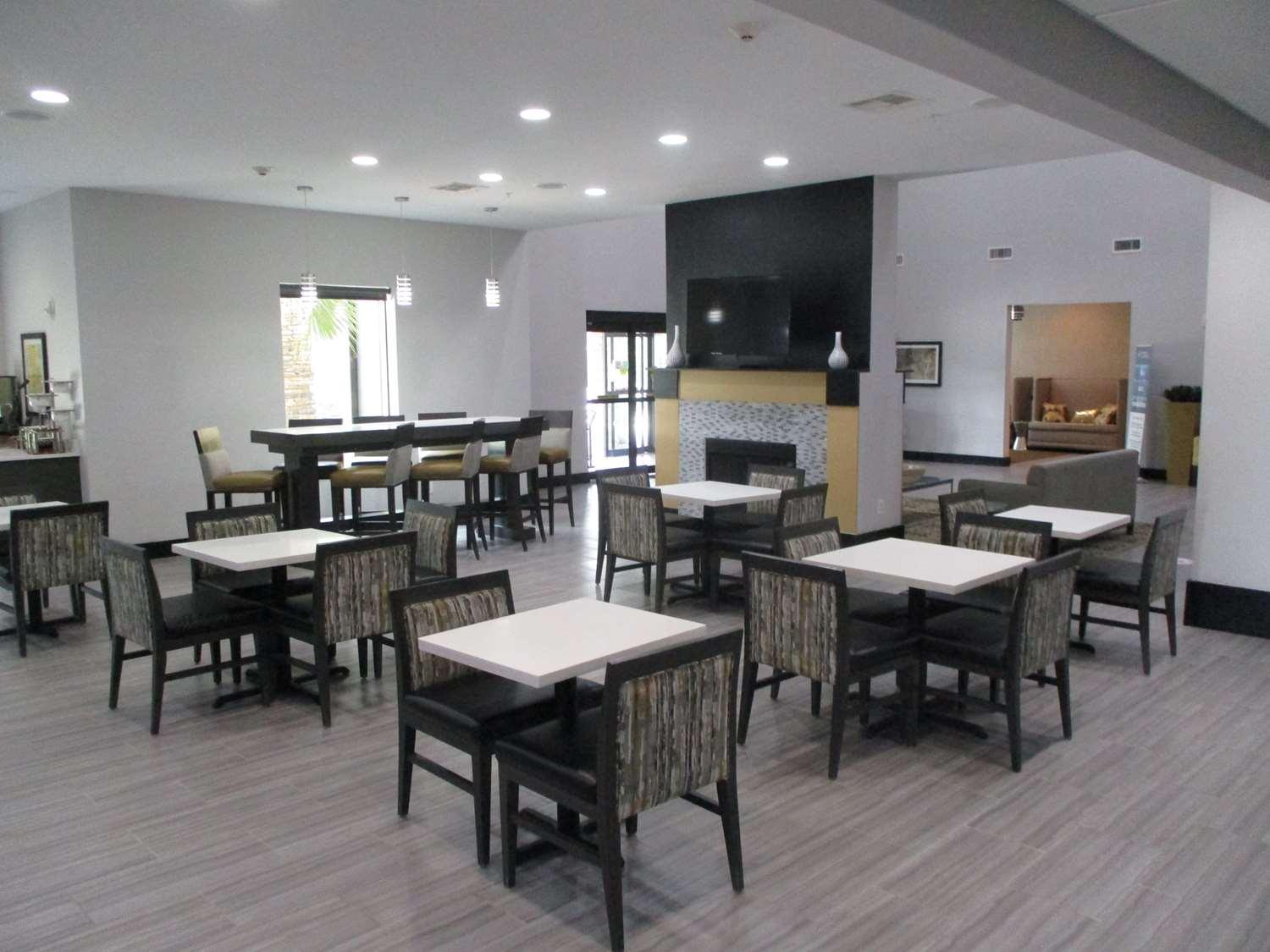 Best Western Plus Regency Park Walker Екстериор снимка