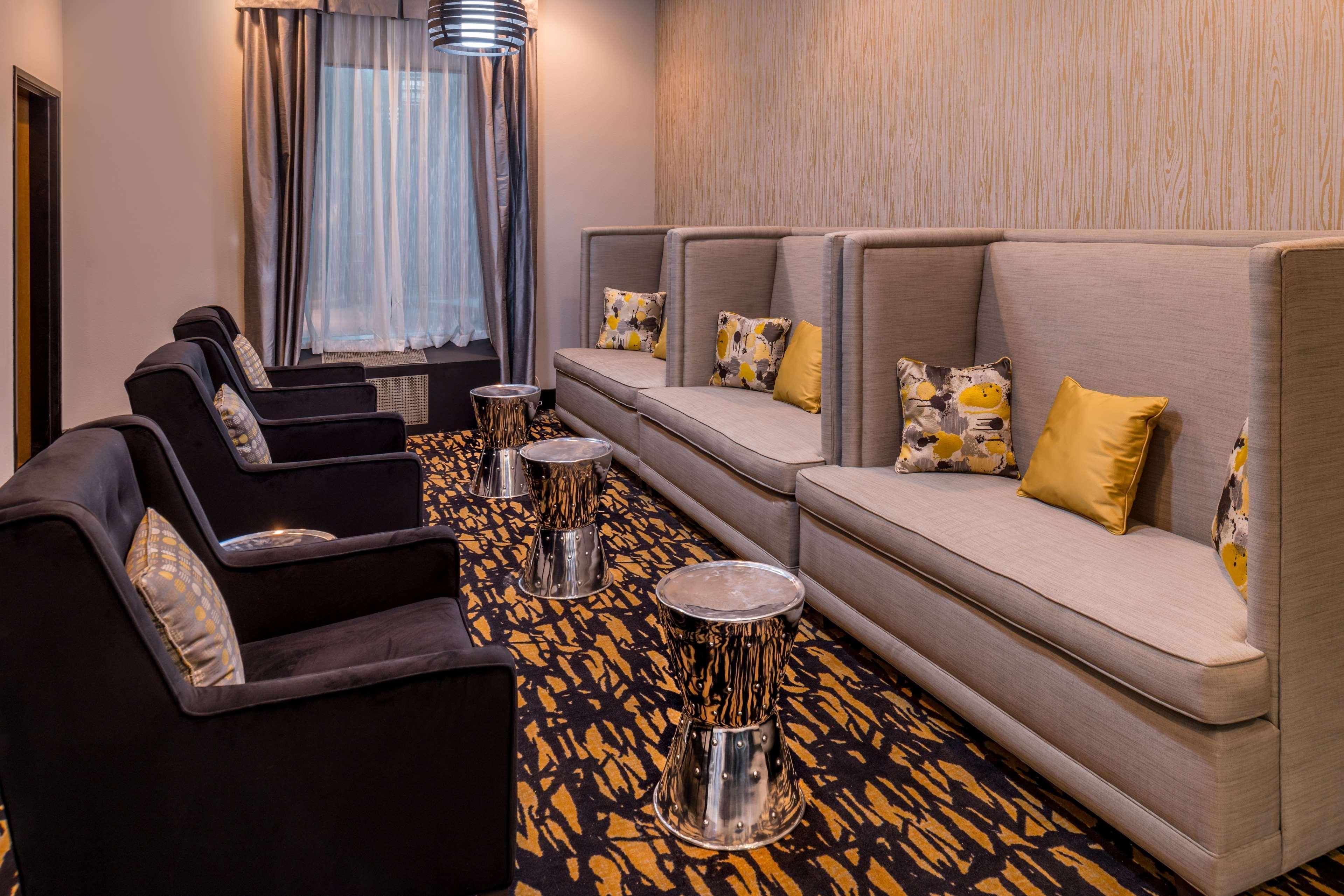 Best Western Plus Regency Park Walker Екстериор снимка