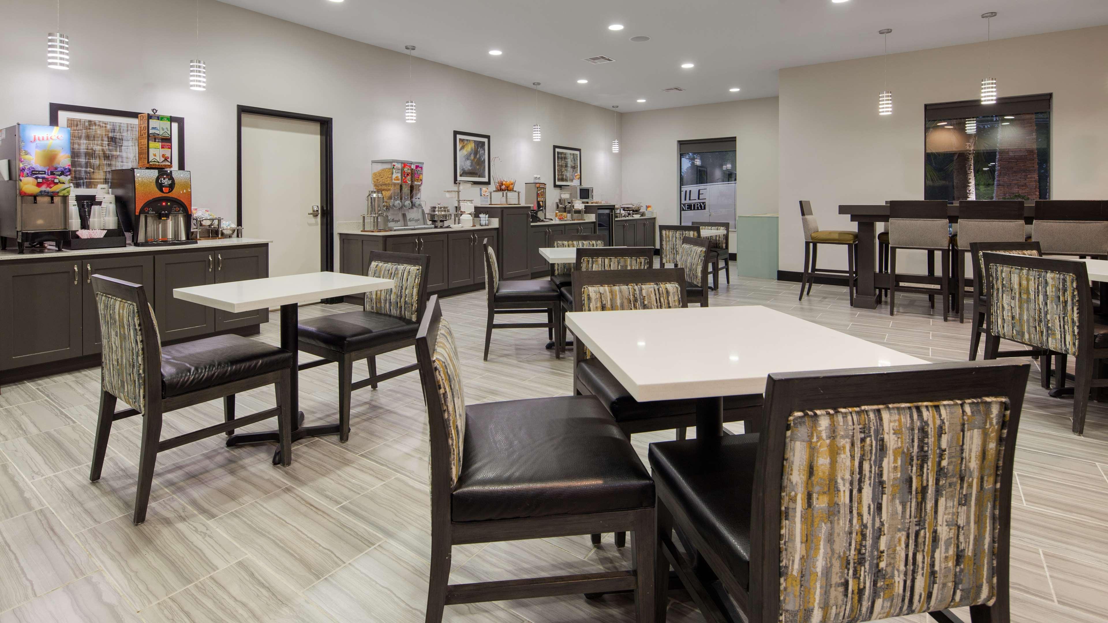Best Western Plus Regency Park Walker Екстериор снимка