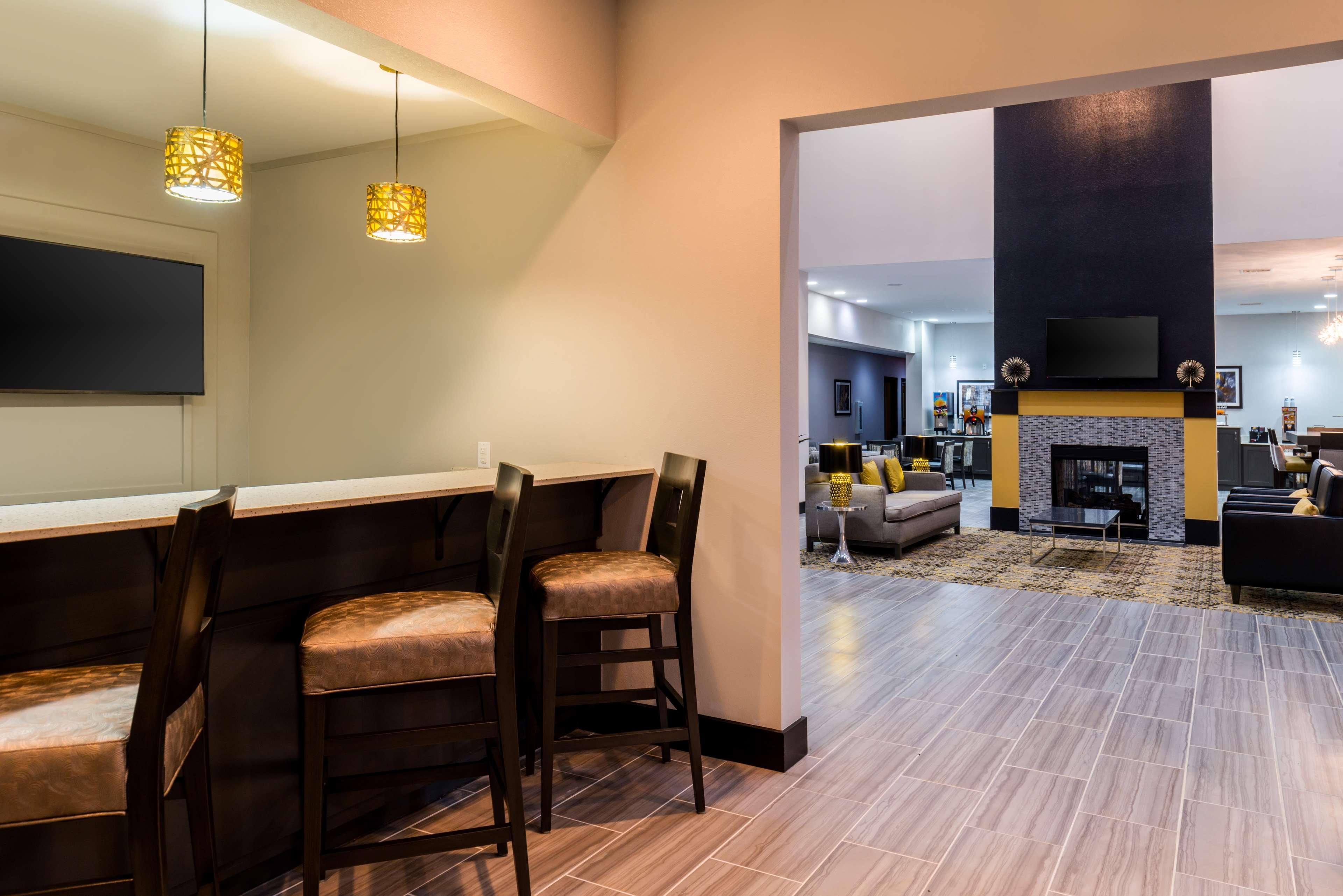 Best Western Plus Regency Park Walker Екстериор снимка