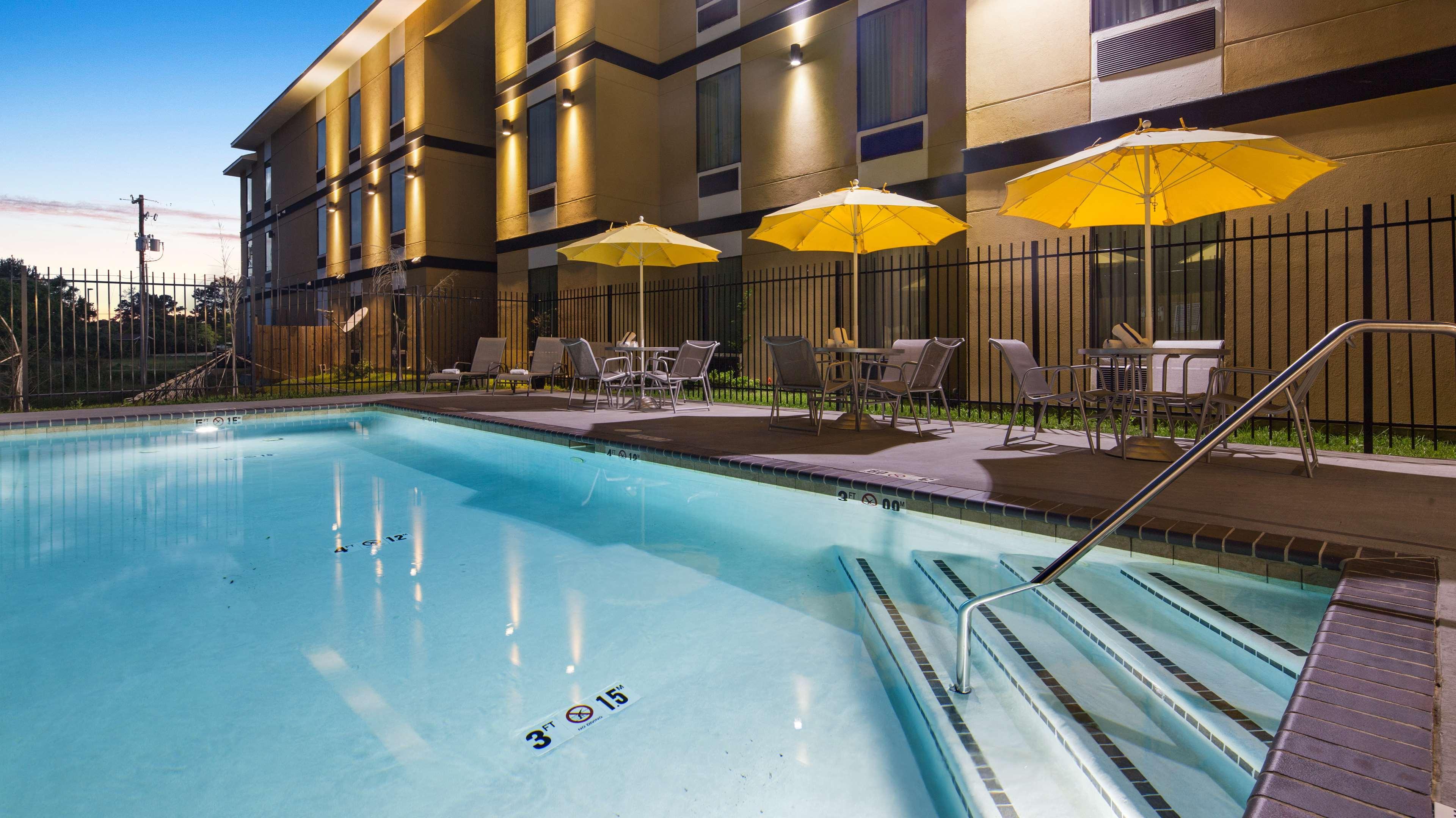 Best Western Plus Regency Park Walker Екстериор снимка