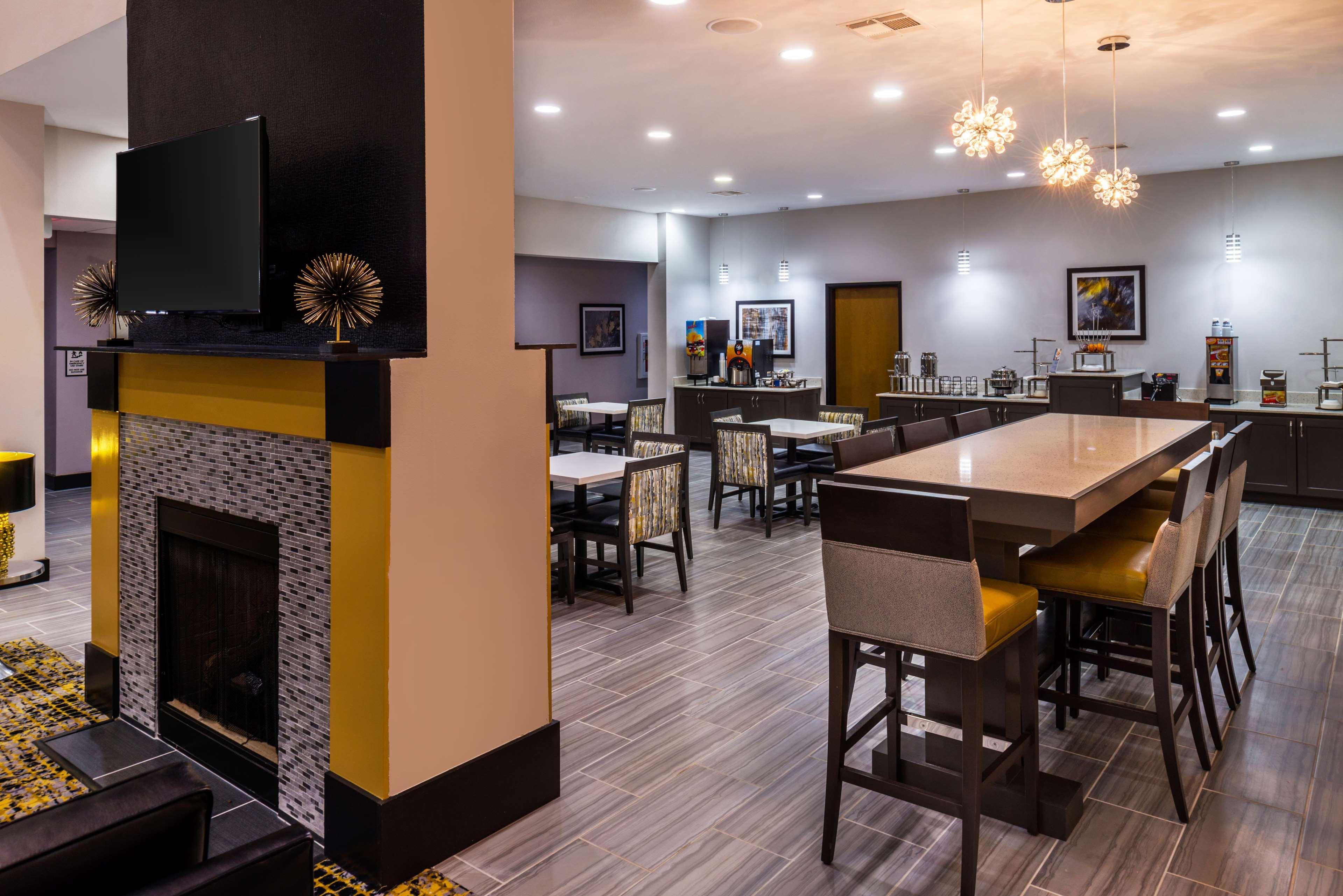 Best Western Plus Regency Park Walker Екстериор снимка