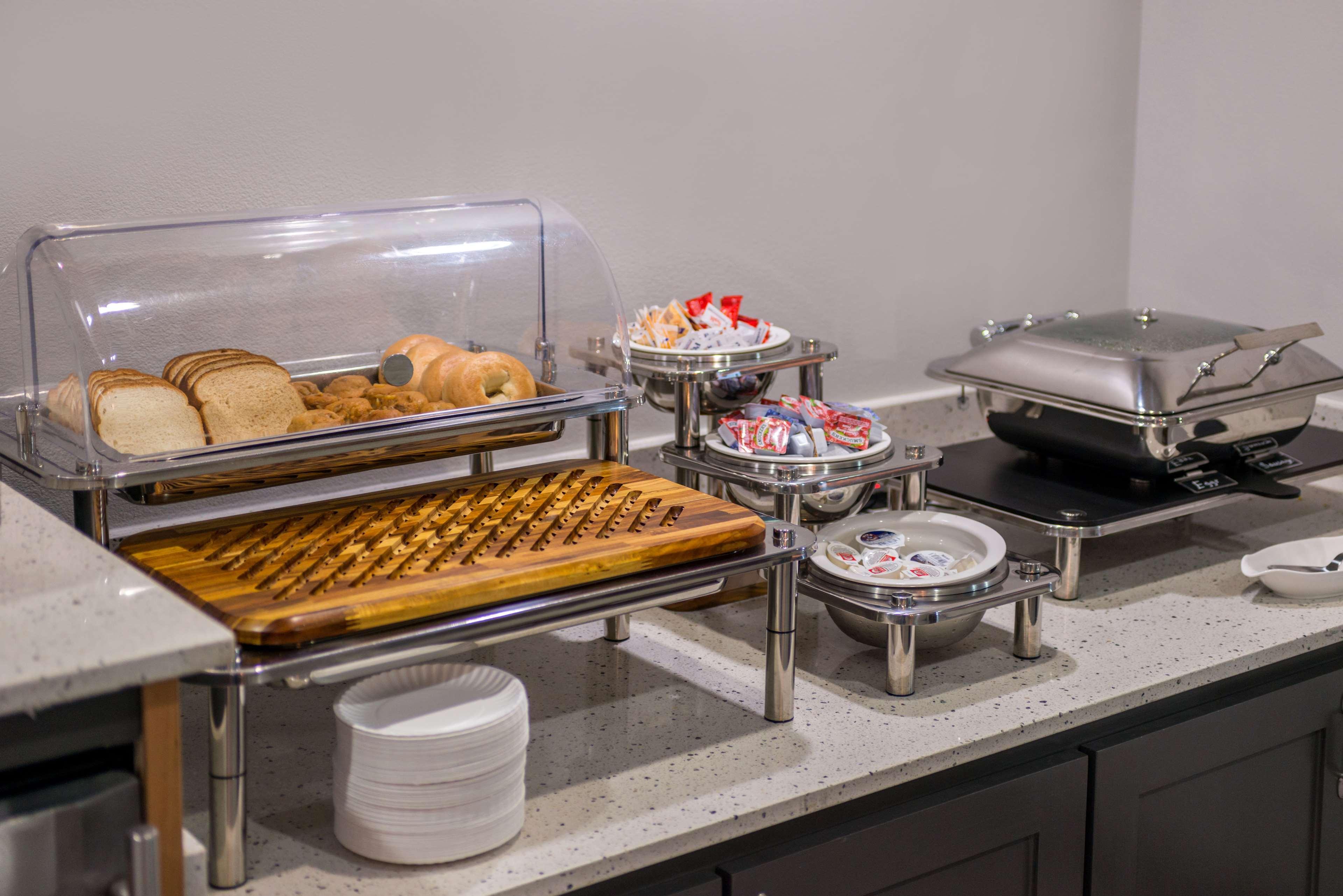 Best Western Plus Regency Park Walker Екстериор снимка
