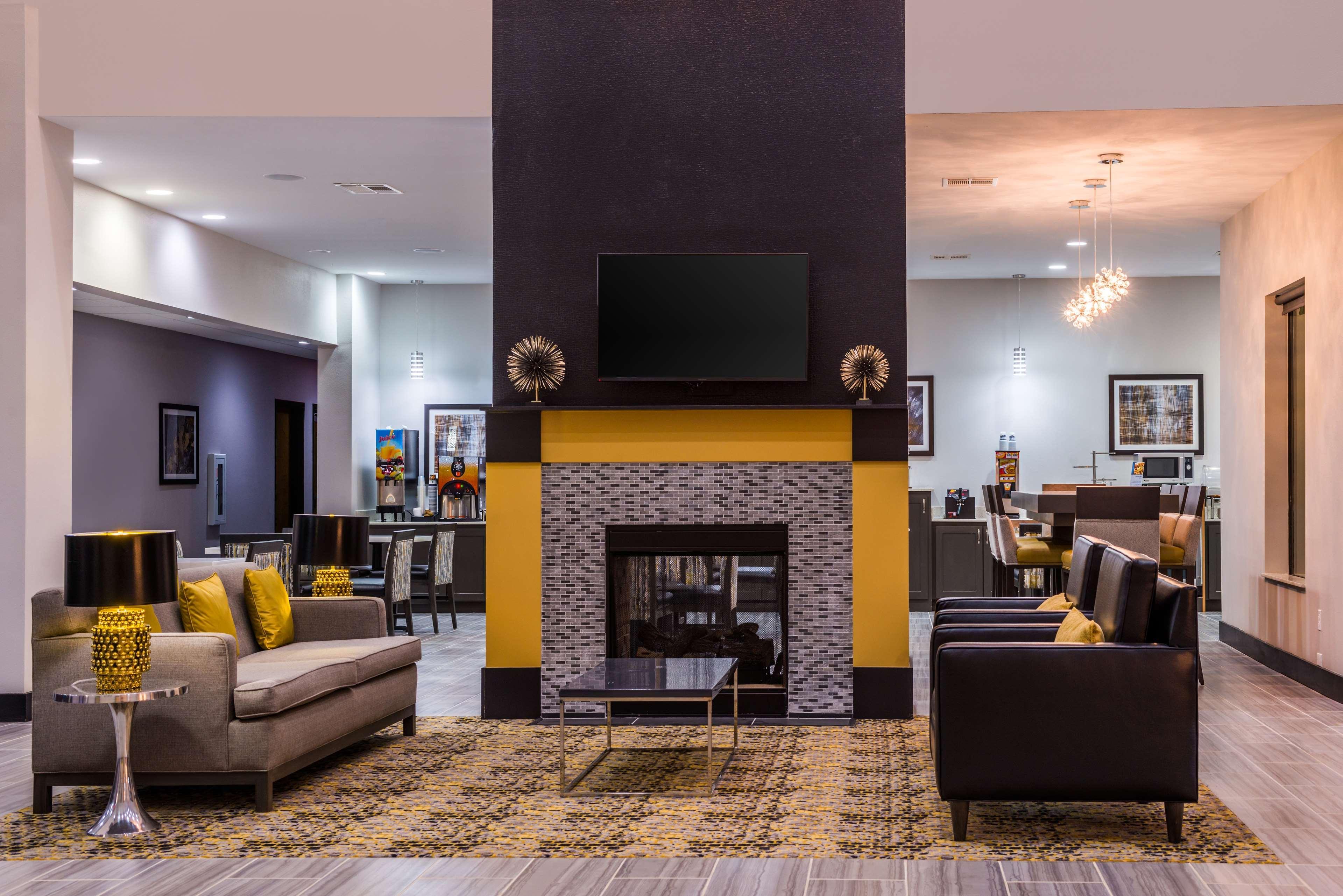 Best Western Plus Regency Park Walker Екстериор снимка
