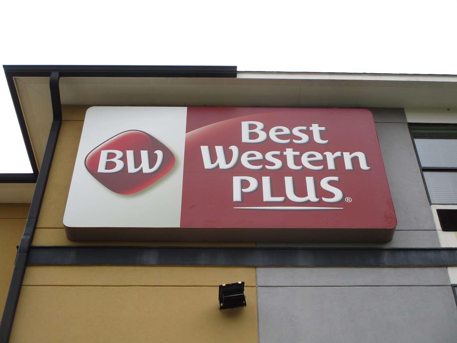 Best Western Plus Regency Park Walker Екстериор снимка