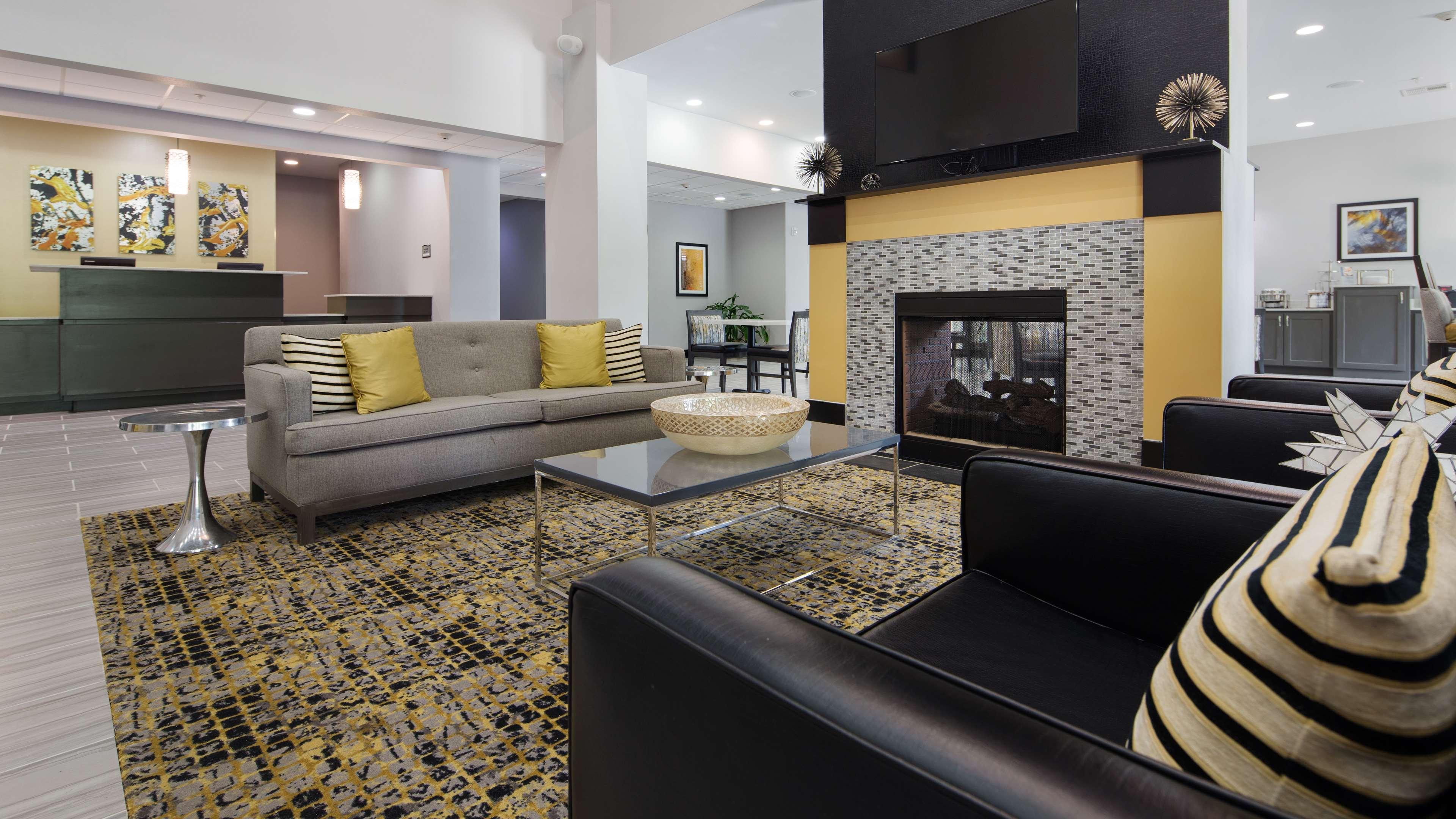 Best Western Plus Regency Park Walker Екстериор снимка