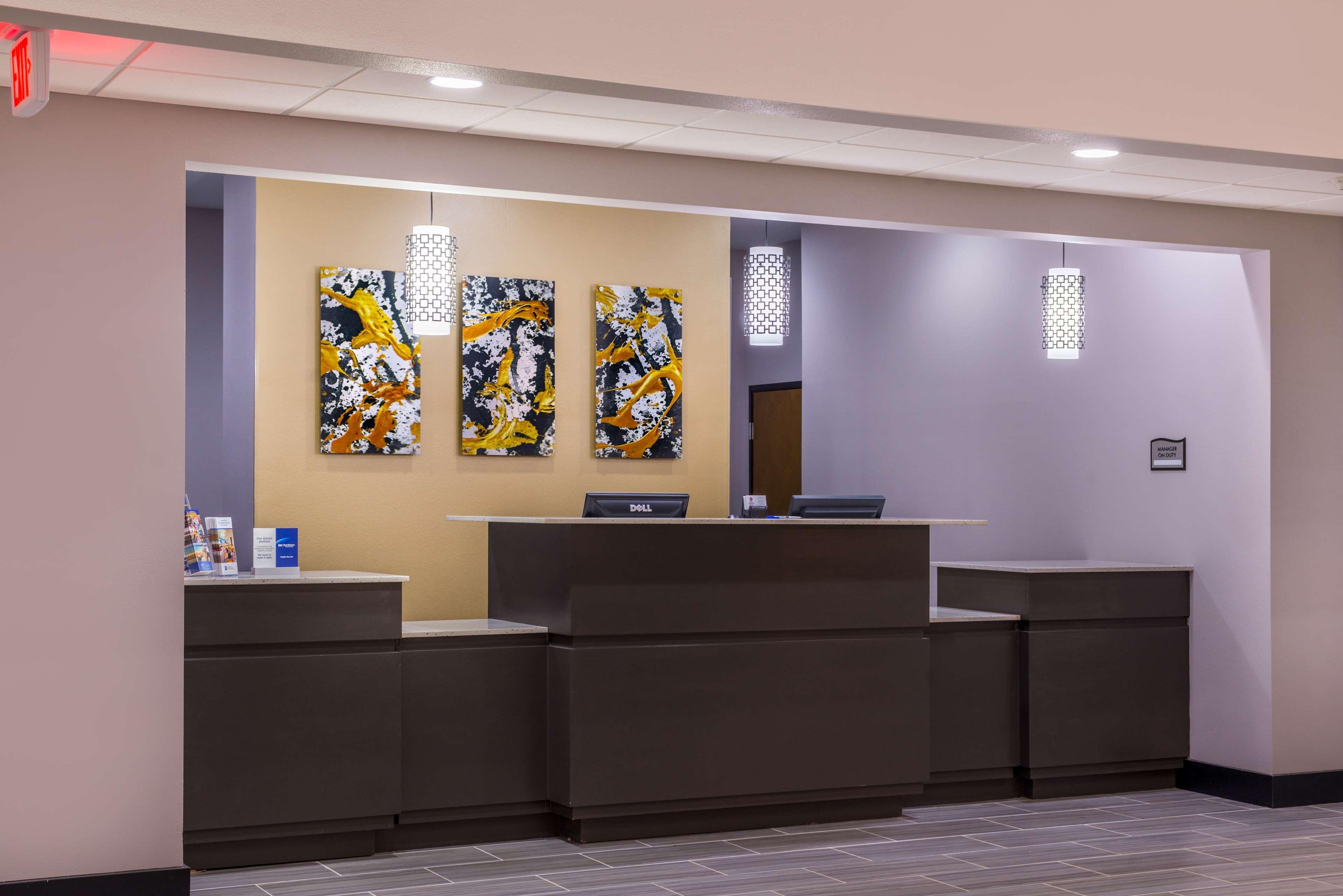 Best Western Plus Regency Park Walker Екстериор снимка