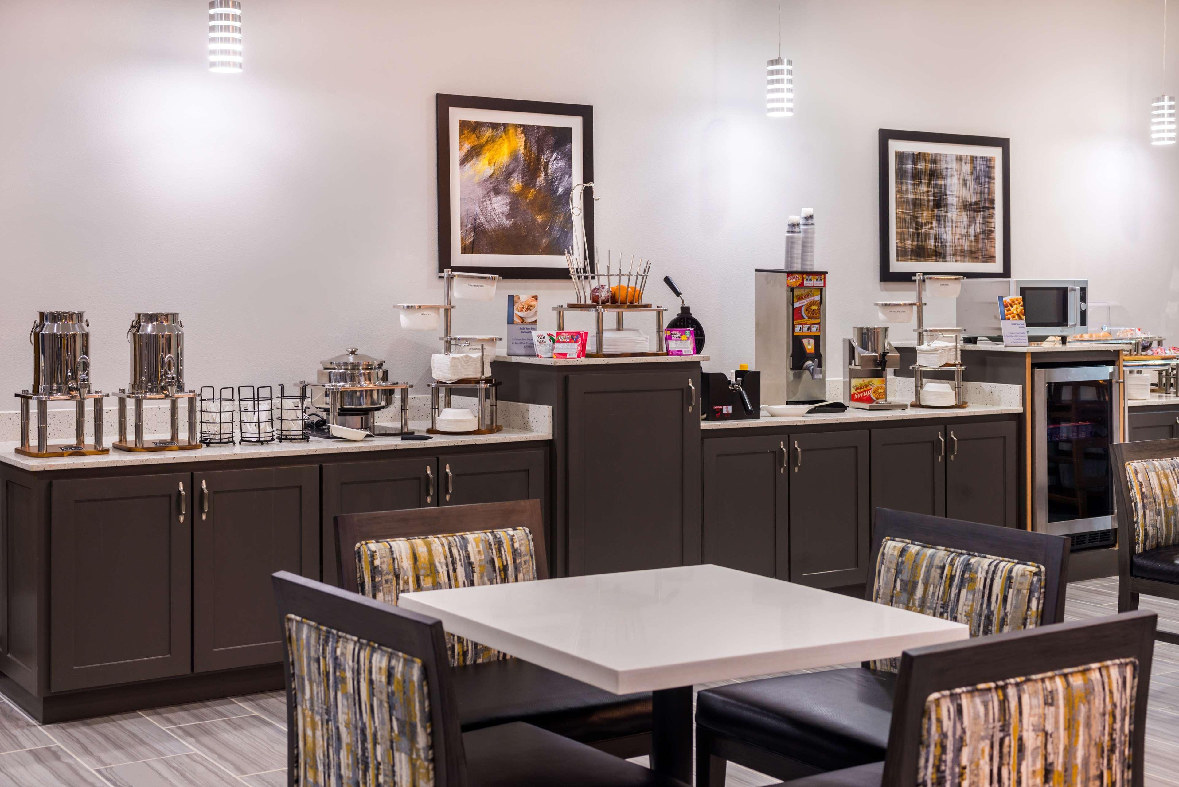 Best Western Plus Regency Park Walker Екстериор снимка